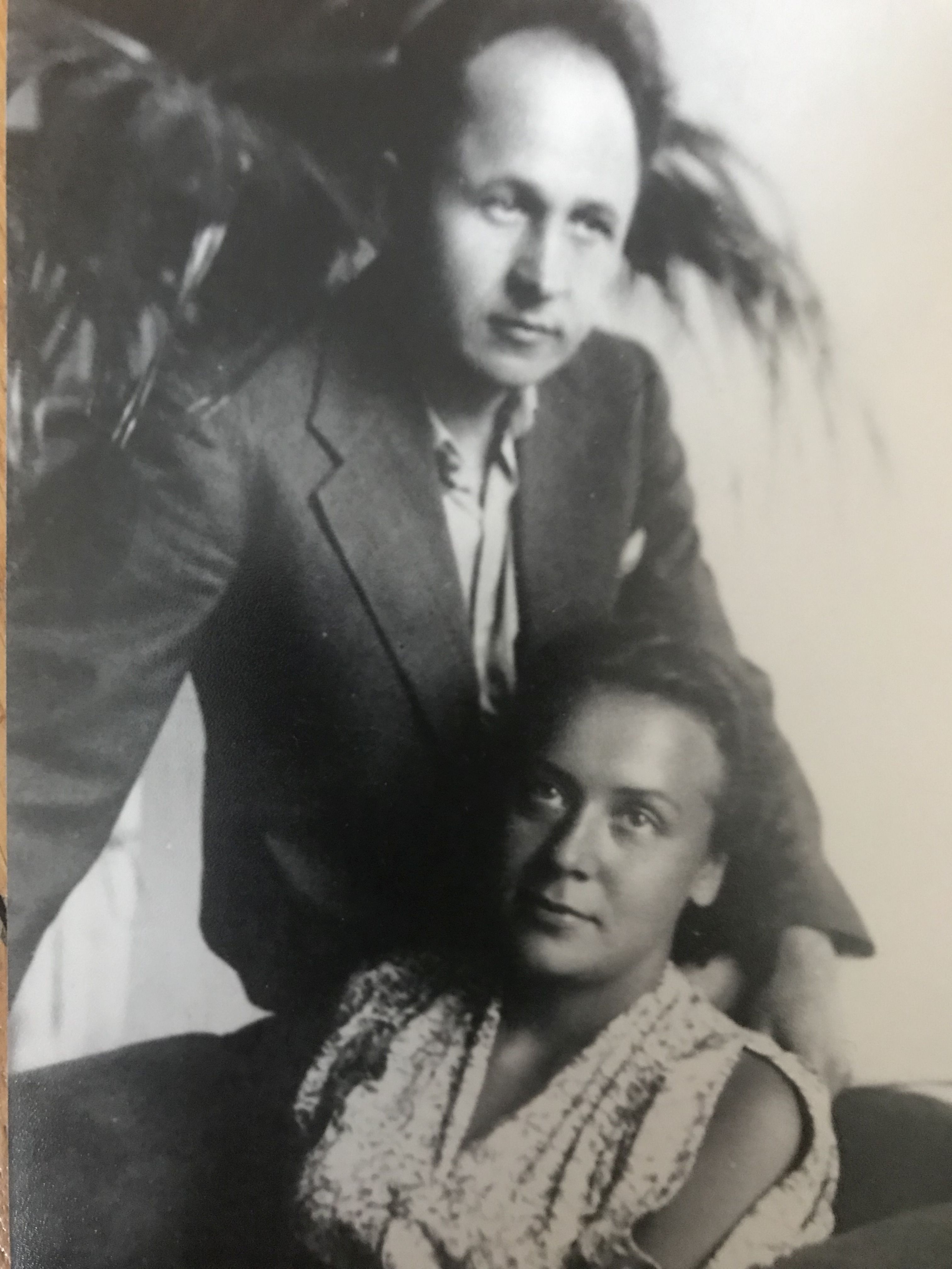 Czarno-białe zdjęcie kobiety i mężczyzny, kt&oacute;rzy siedzą obok siebie. 